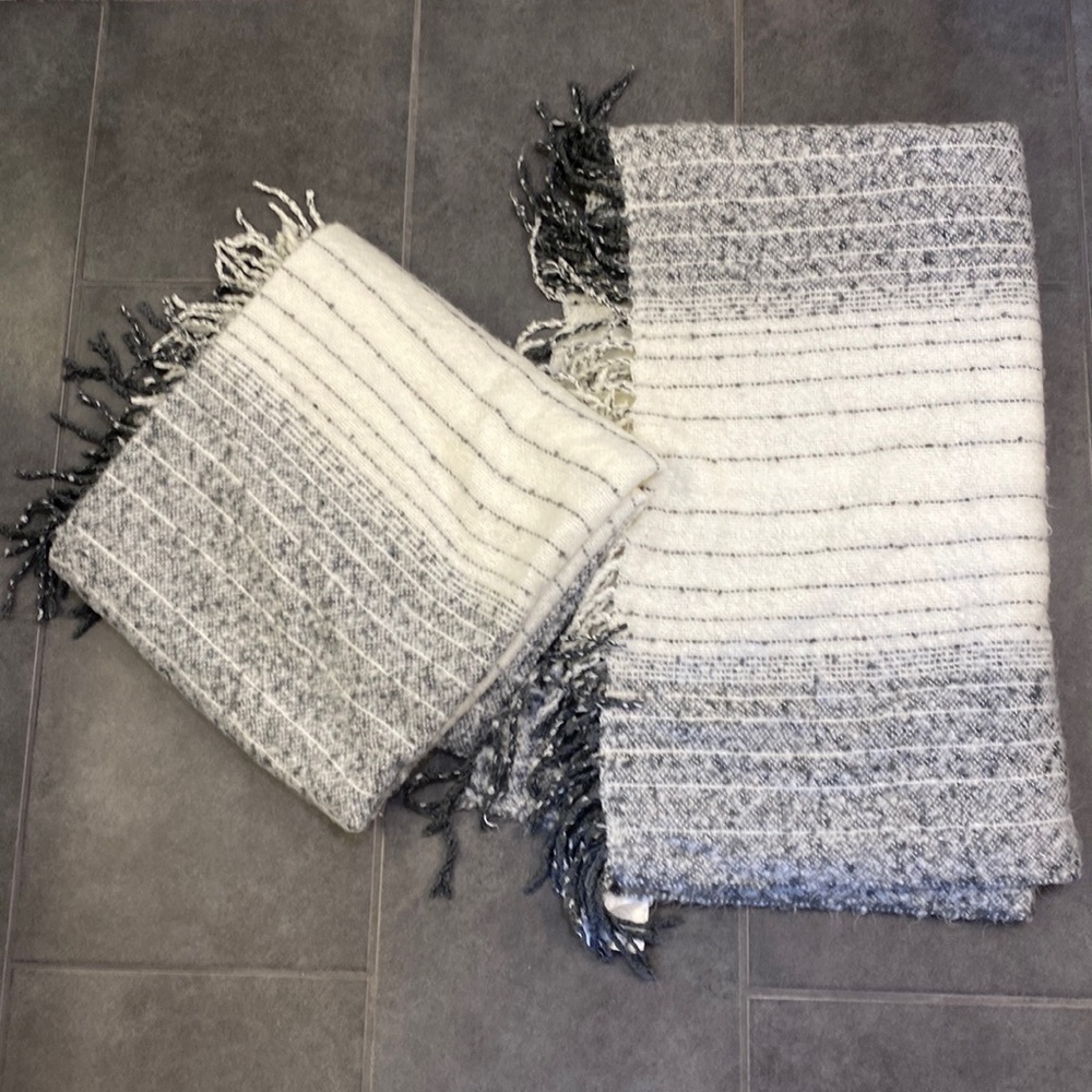 Set of 2 Throws Gray Ivory